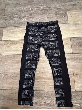 Nike Epic Lux running capris in a black and gray camo print